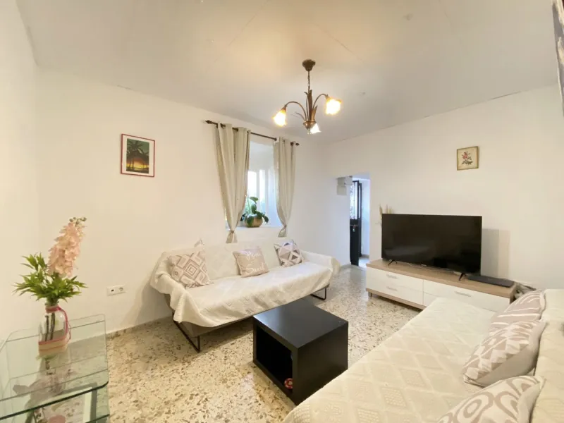 Beautiful townhouse located in the old town of Marbella, with a large interior courtyard and a magnificent solarium terrace.
