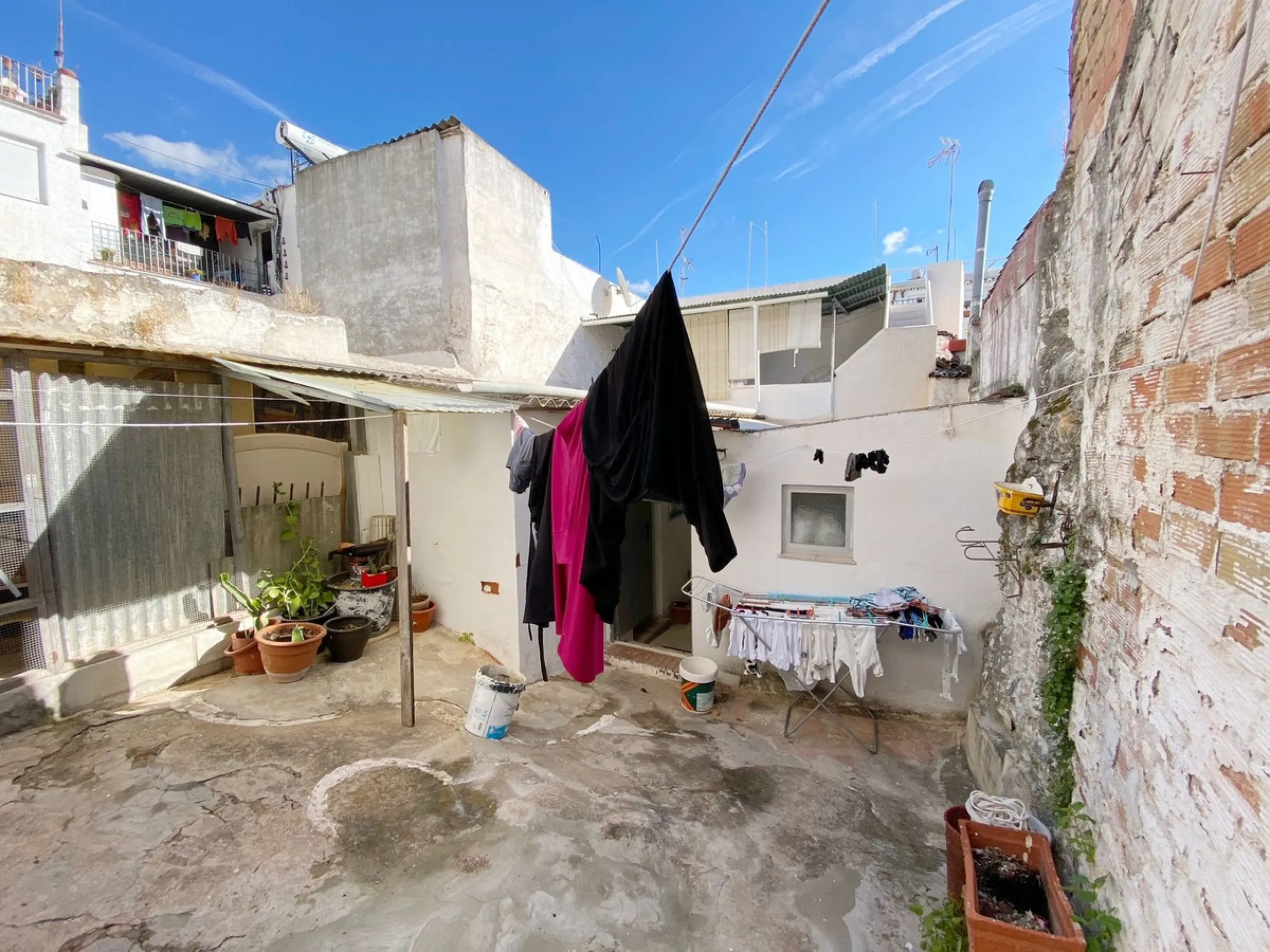 Beautiful townhouse located in the old town of Marbella, with a large interior courtyard and a magnificent solarium terrace.