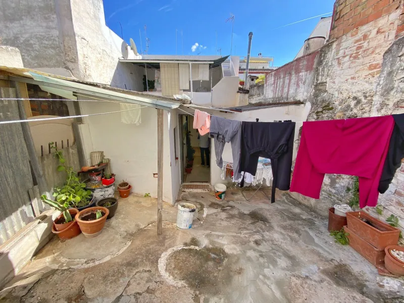 Beautiful townhouse located in the old town of Marbella, with a large interior courtyard and a magnificent solarium terrace.