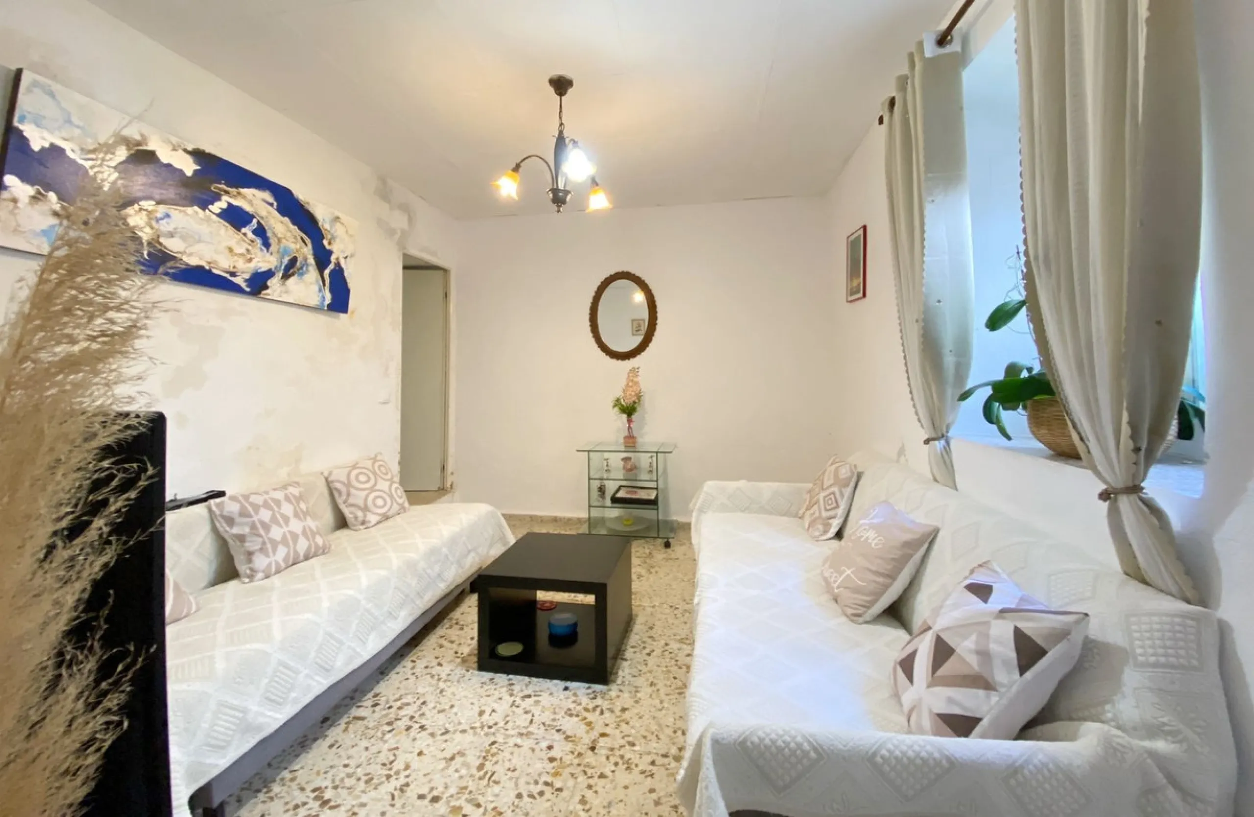 Beautiful townhouse located in the old town of Marbella, with a large interior courtyard and a magnificent solarium terrace.