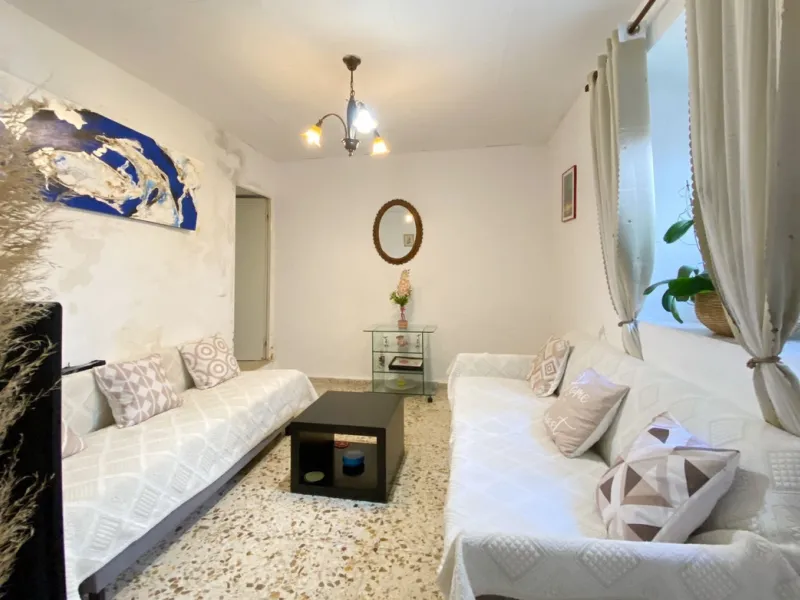Beautiful townhouse located in the old town of Marbella, with a large interior courtyard and a magnificent solarium terrace.