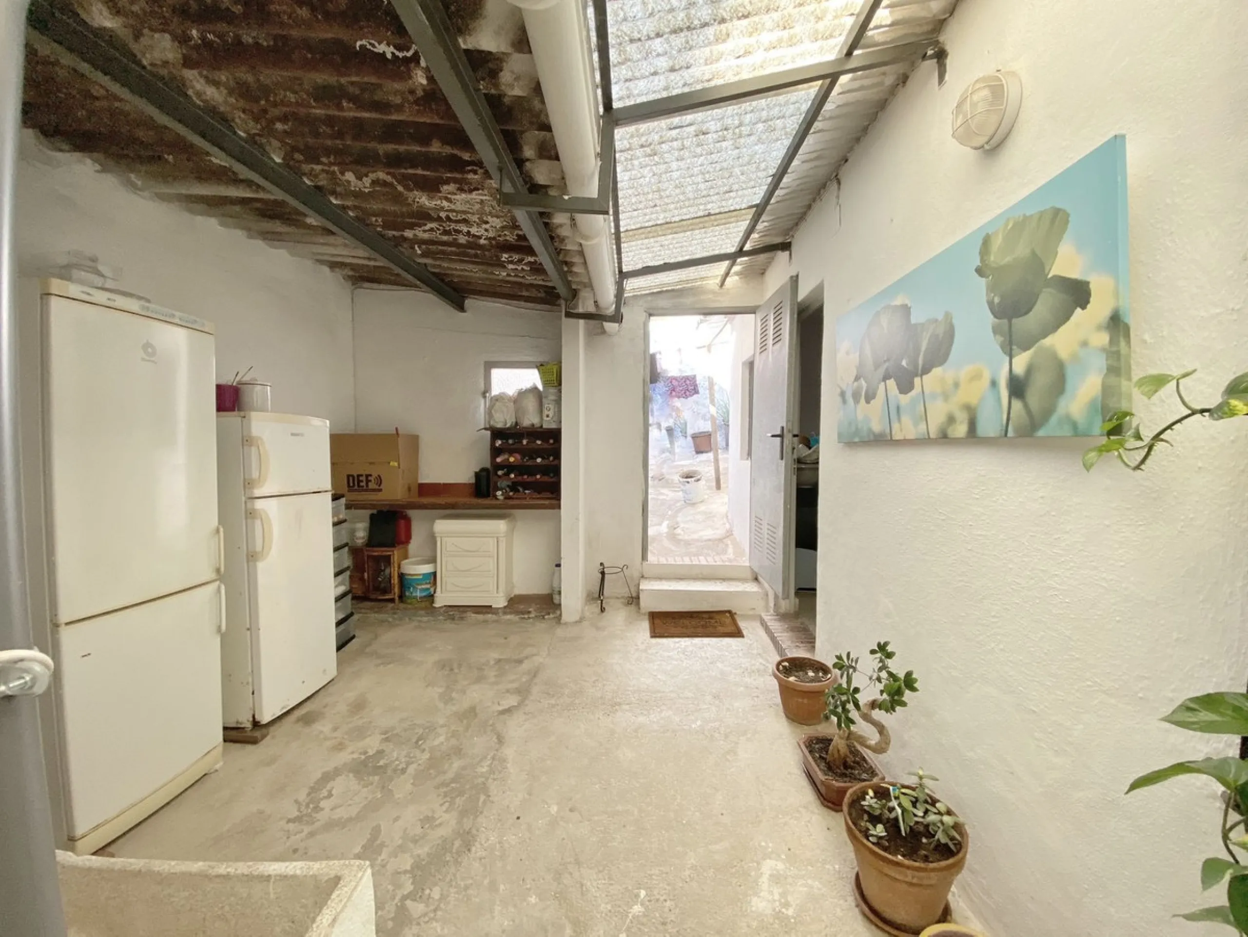Beautiful townhouse located in the old town of Marbella, with a large interior courtyard and a magnificent solarium terrace.