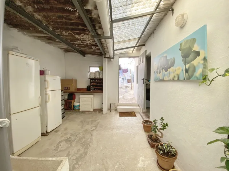 Beautiful townhouse located in the old town of Marbella, with a large interior courtyard and a magnificent solarium terrace.