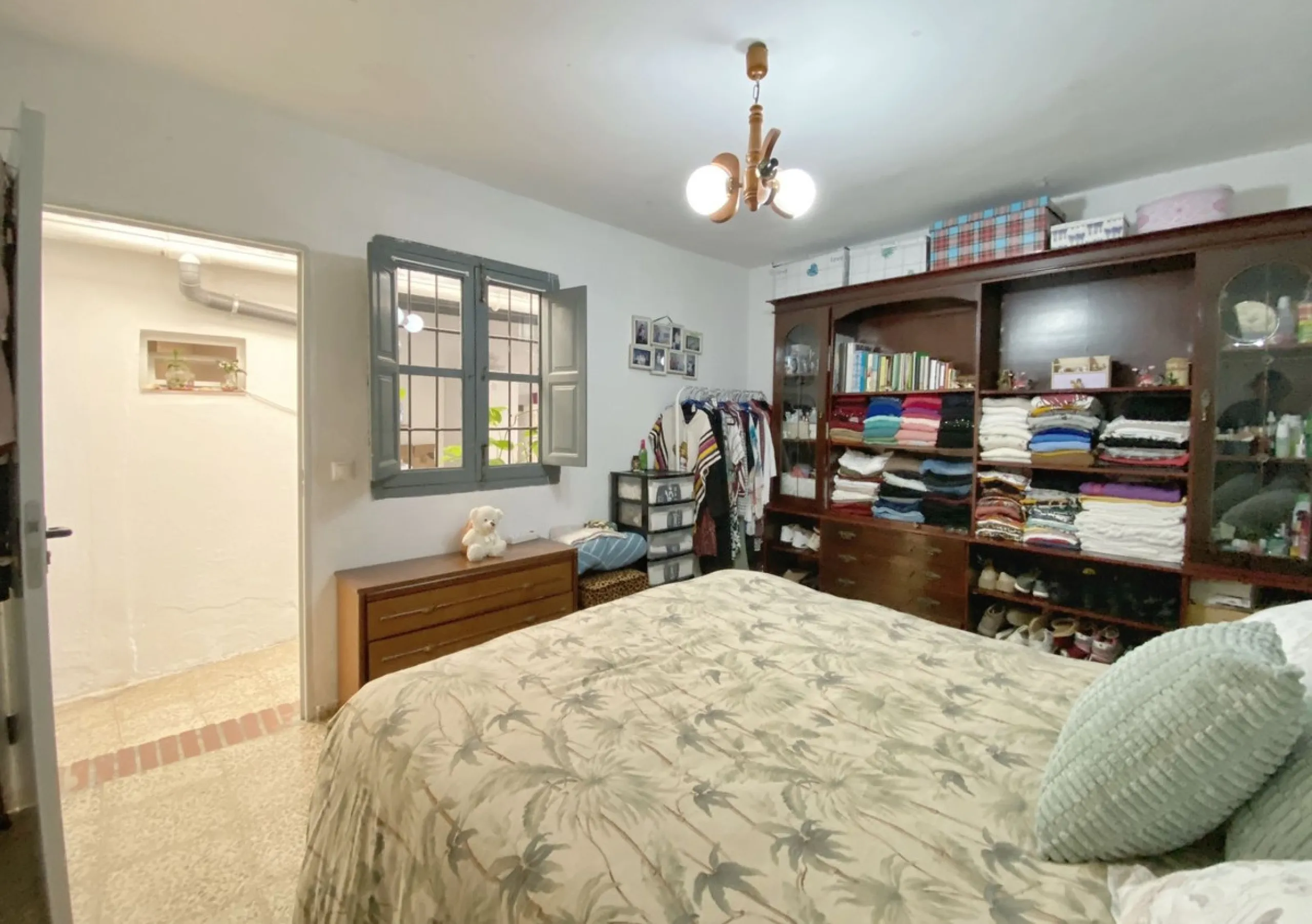 Beautiful townhouse located in the old town of Marbella, with a large interior courtyard and a magnificent solarium terrace.