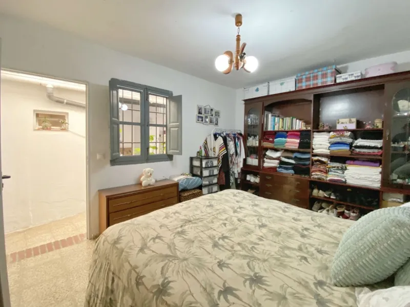 Beautiful townhouse located in the old town of Marbella, with a large interior courtyard and a magnificent solarium terrace.