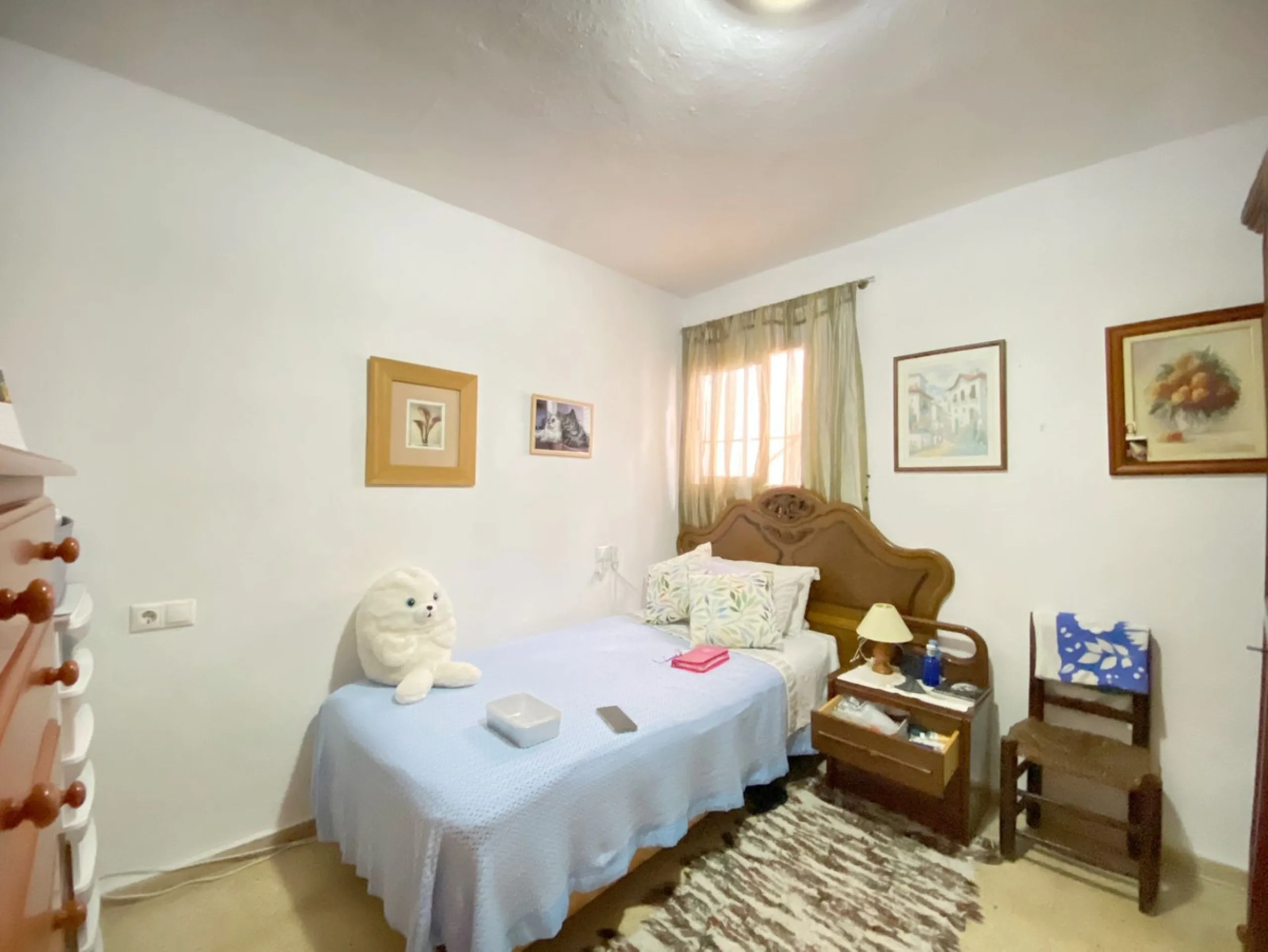 Beautiful townhouse located in the old town of Marbella, with a large interior courtyard and a magnificent solarium terrace.