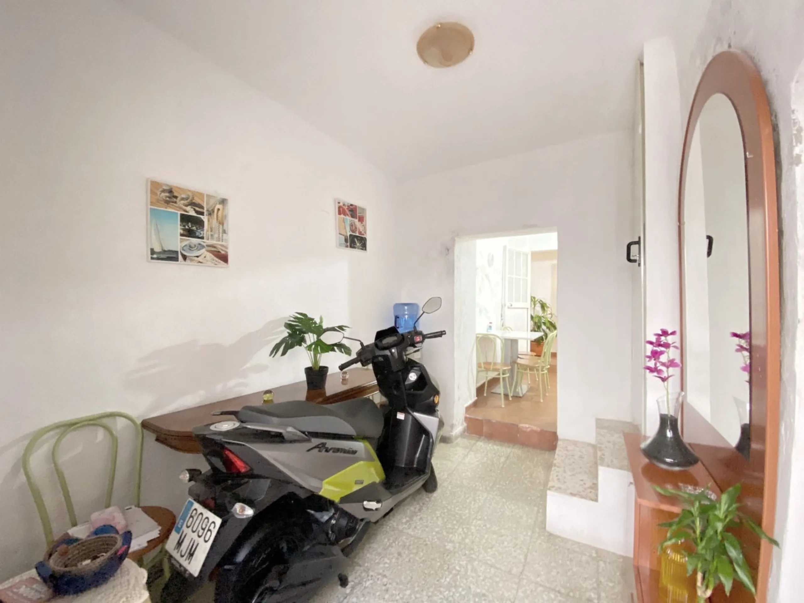 Beautiful townhouse located in the old town of Marbella, with a large interior courtyard and a magnificent solarium terrace.