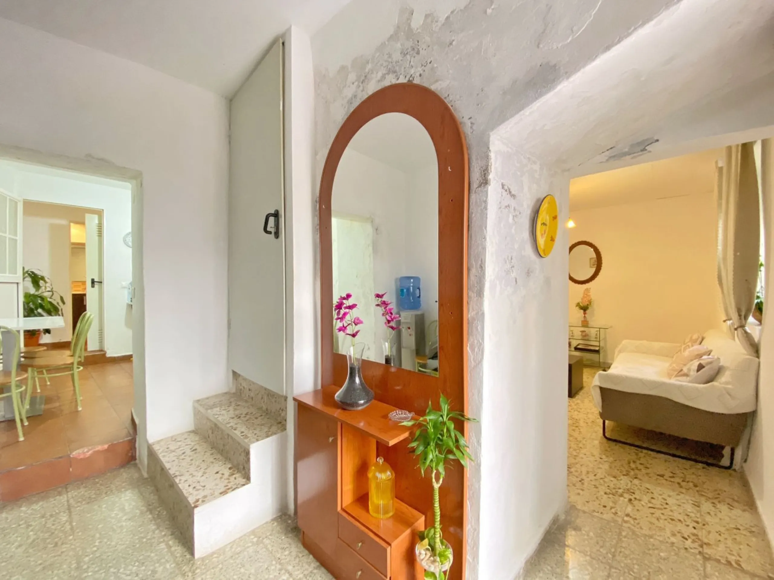 Beautiful townhouse located in the old town of Marbella, with a large interior courtyard and a magnificent solarium terrace.