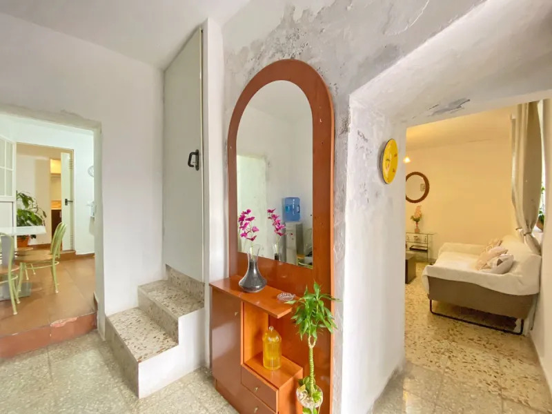 Beautiful townhouse located in the old town of Marbella, with a large interior courtyard and a magnificent solarium terrace.