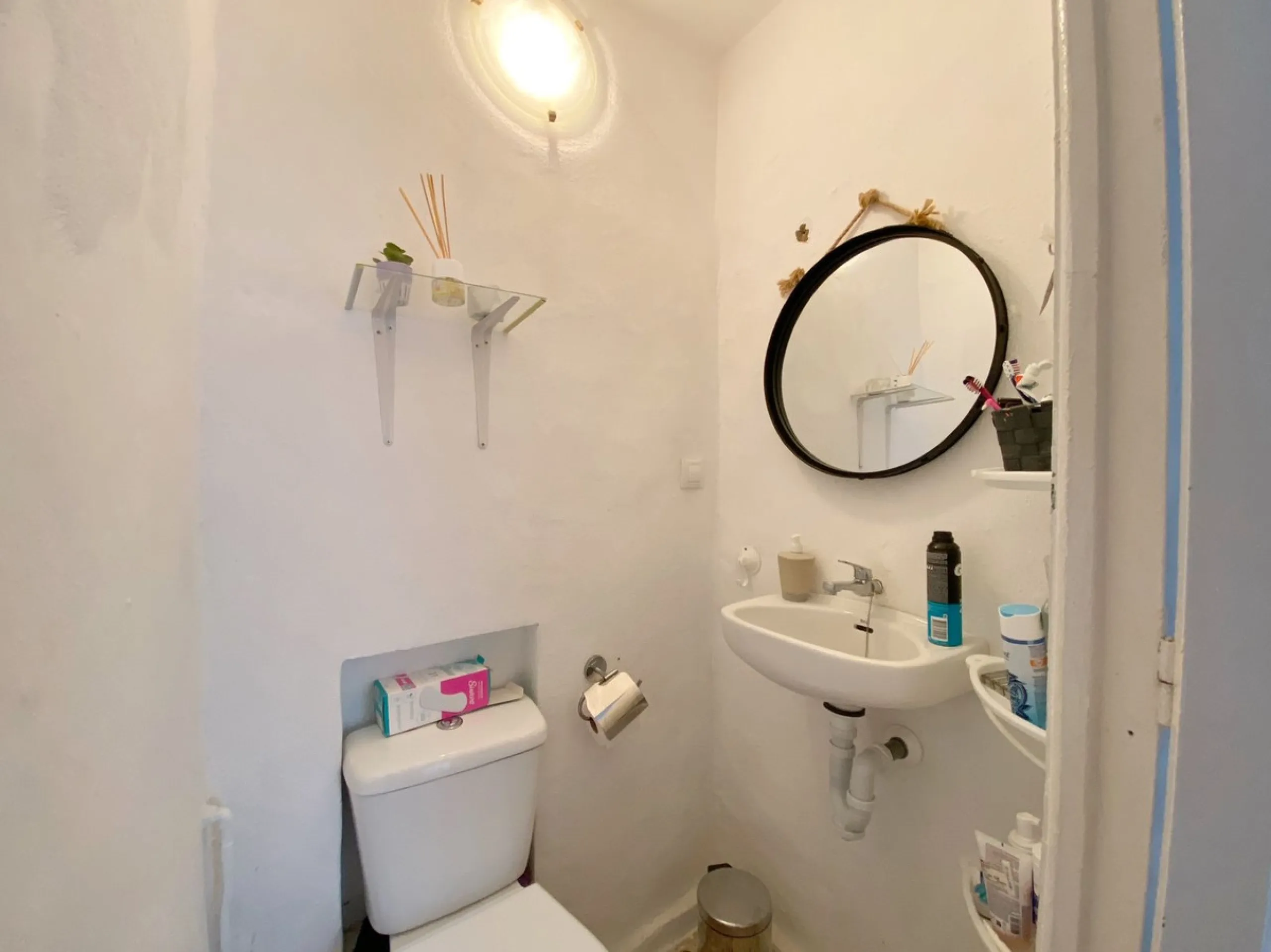 Beautiful townhouse located in the old town of Marbella, with a large interior courtyard and a magnificent solarium terrace.