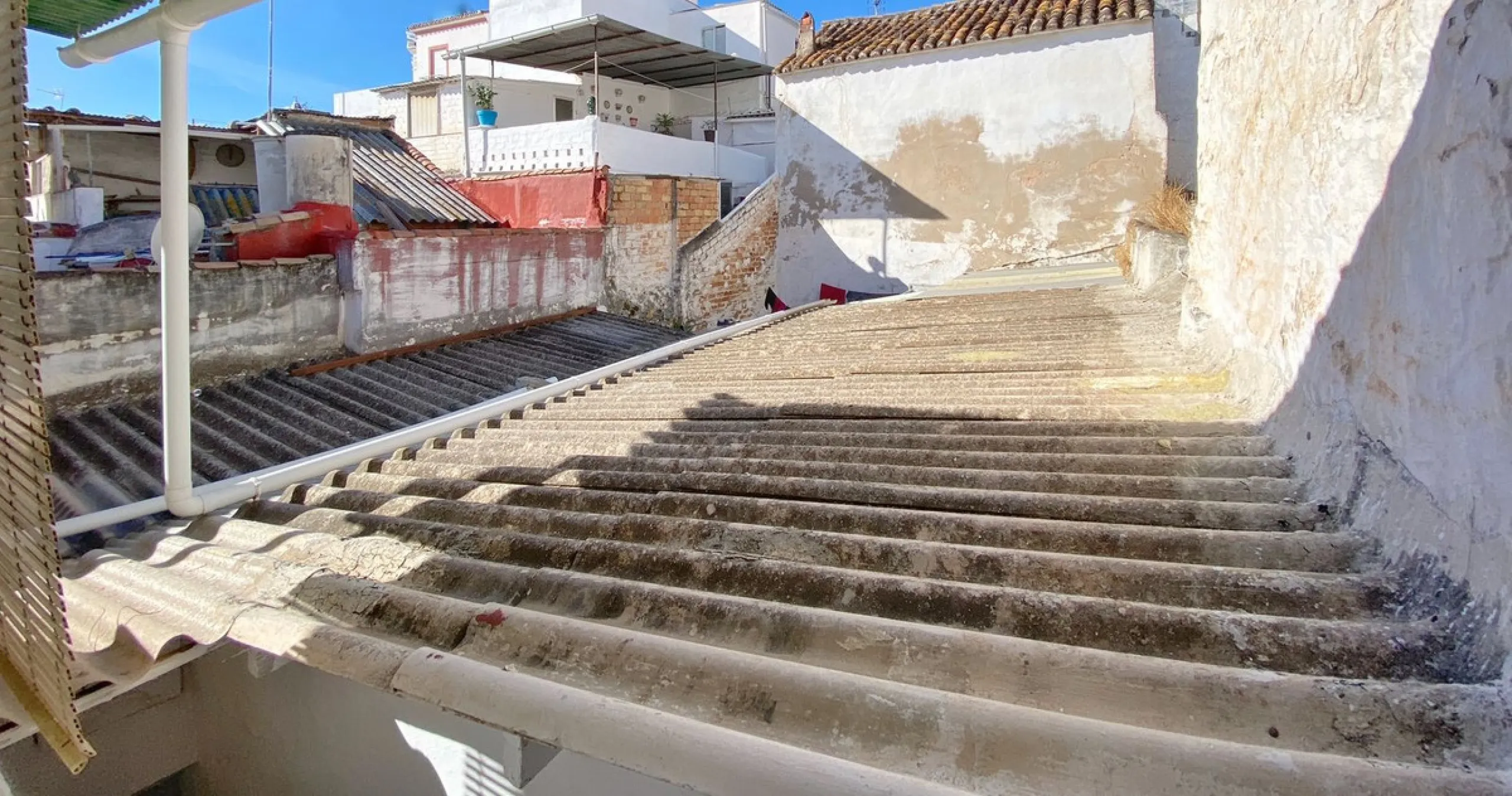 Beautiful townhouse located in the old town of Marbella, with a large interior courtyard and a magnificent solarium terrace.