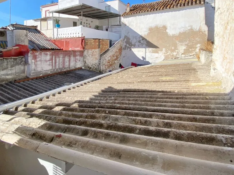 Beautiful townhouse located in the old town of Marbella, with a large interior courtyard and a magnificent solarium terrace.