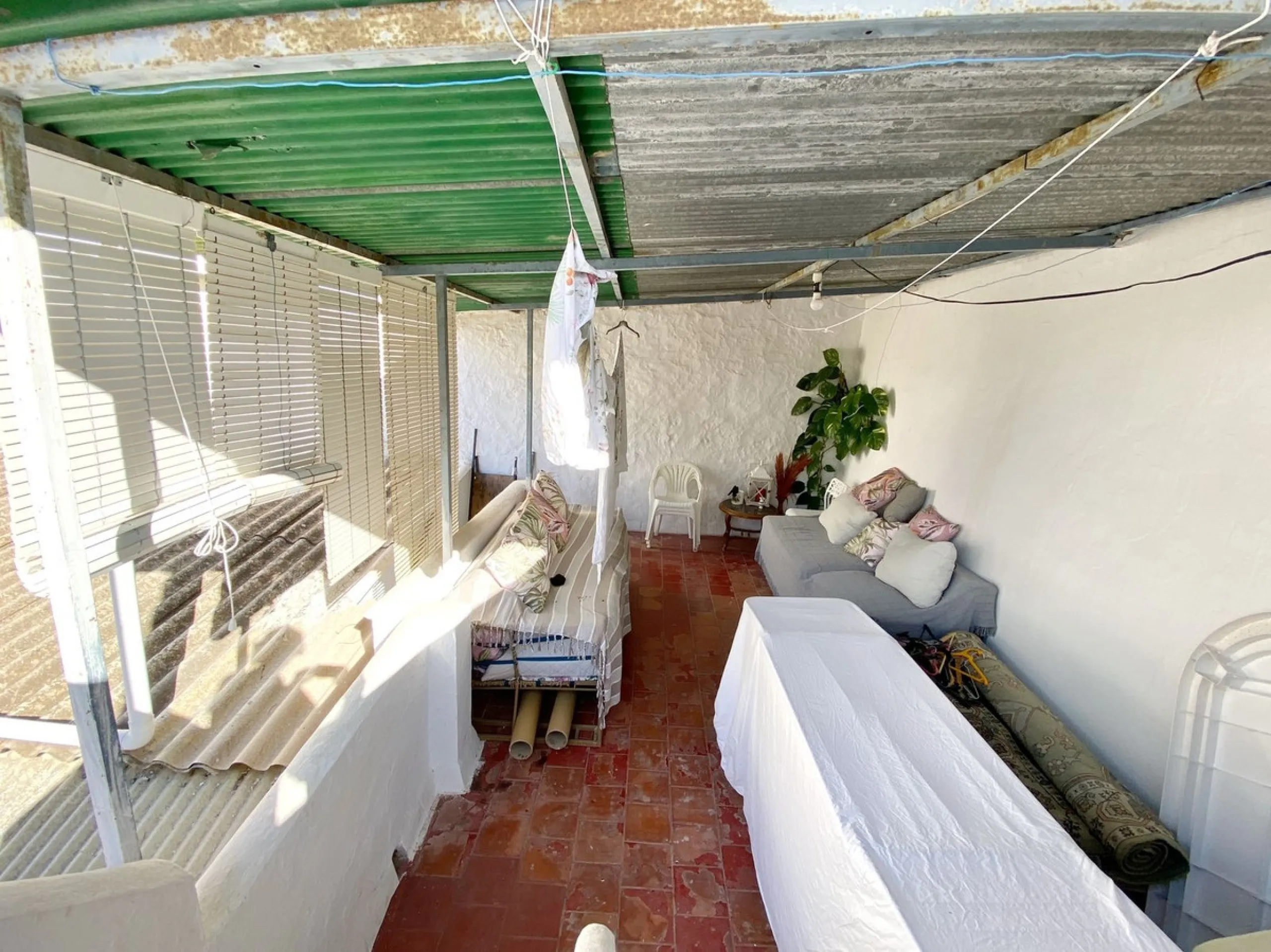 Beautiful townhouse located in the old town of Marbella, with a large interior courtyard and a magnificent solarium terrace.