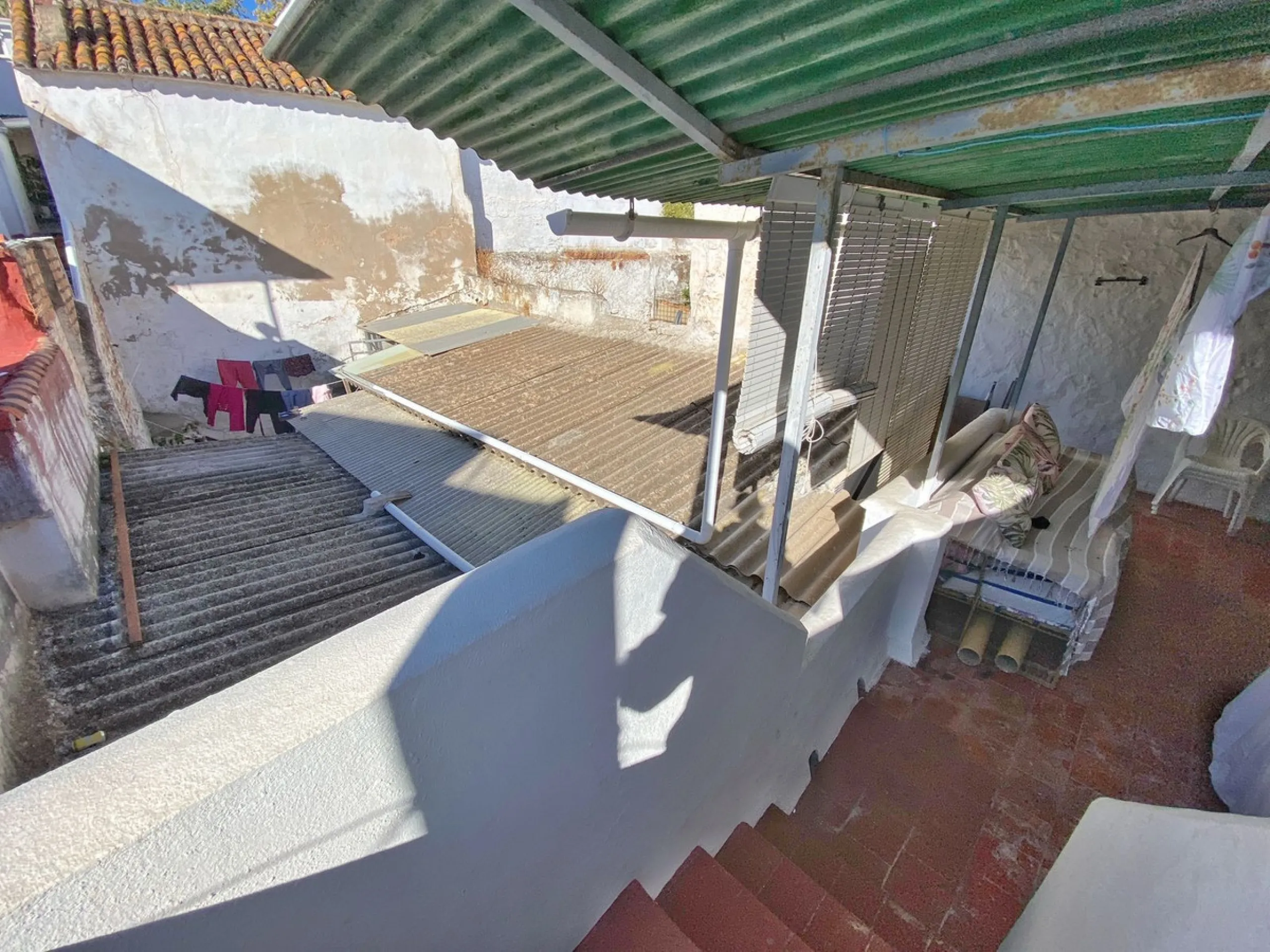 Beautiful townhouse located in the old town of Marbella, with a large interior courtyard and a magnificent solarium terrace.