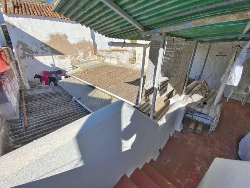 Beautiful townhouse located in the old town of Marbella, with a large interior courtyard and a magnificent solarium terrace.