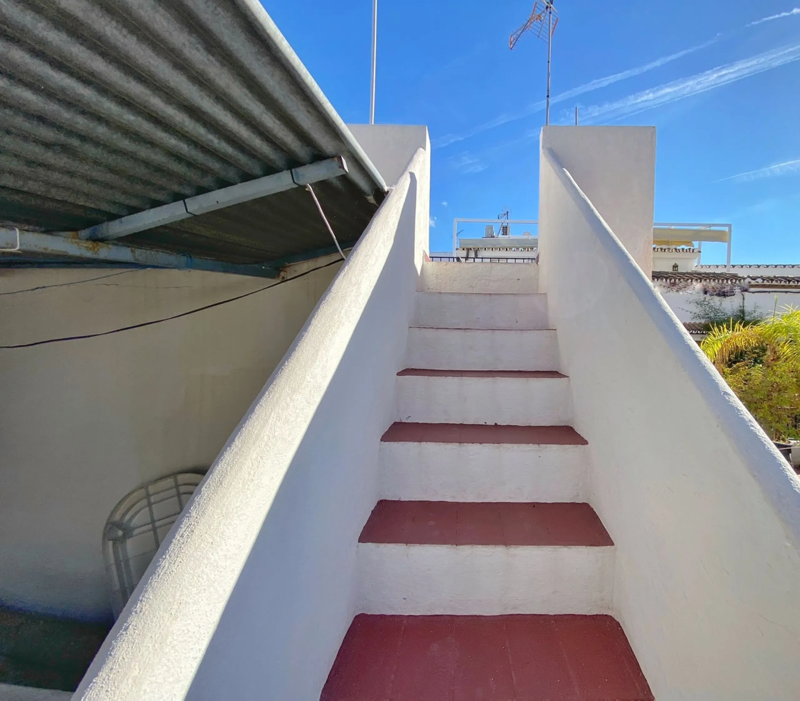 Beautiful townhouse located in the old town of Marbella, with a large interior courtyard and a magnificent solarium terrace.