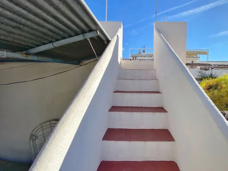 Beautiful townhouse located in the old town of Marbella, with a large interior courtyard and a magnificent solarium terrace.
