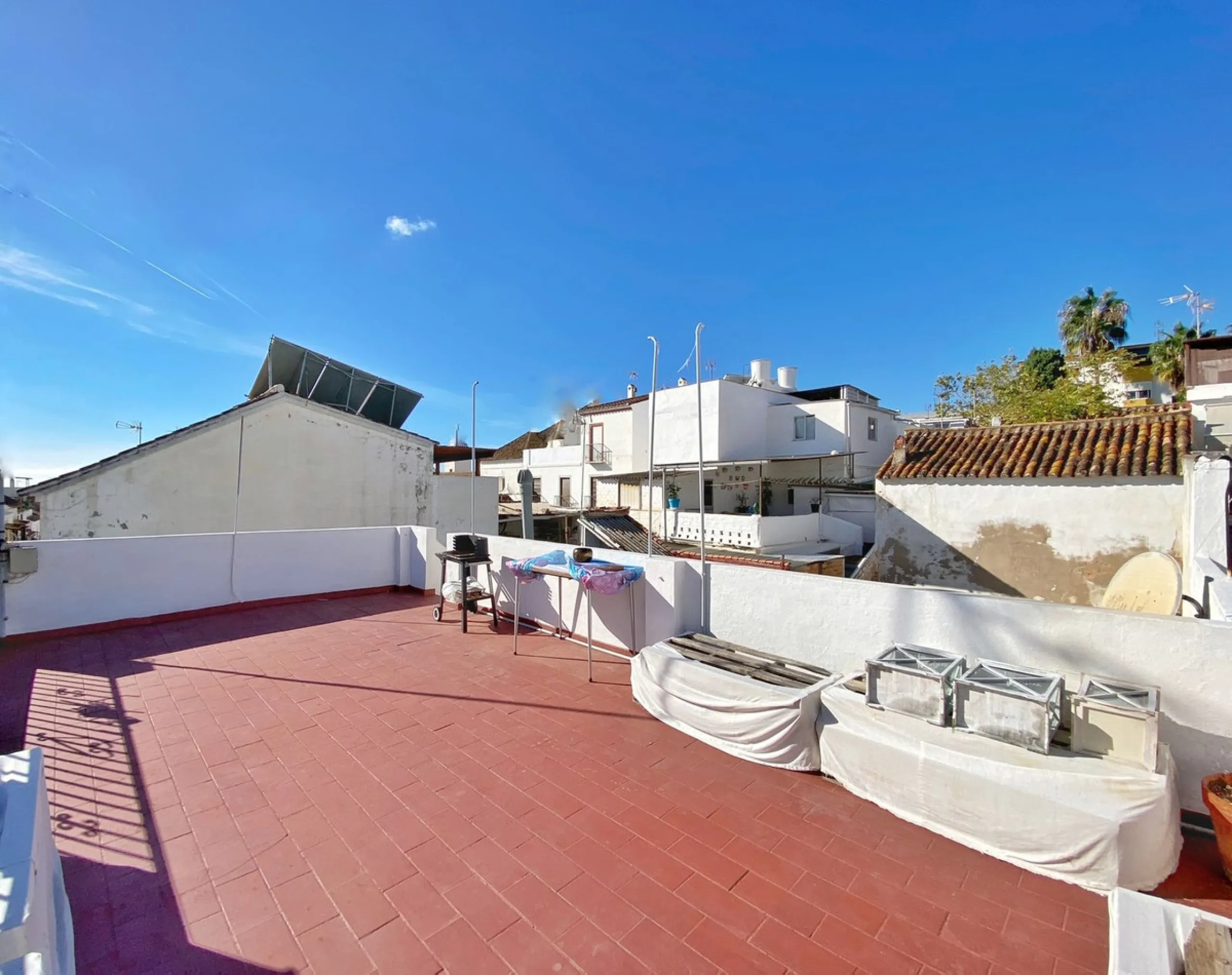 Beautiful townhouse located in the old town of Marbella, with a large interior courtyard and a magnificent solarium terrace.