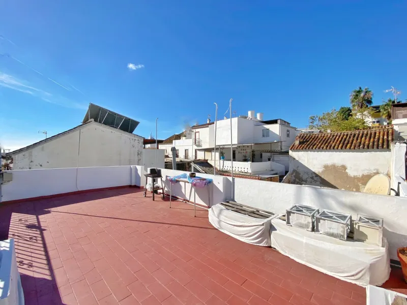 Beautiful townhouse located in the old town of Marbella, with a large interior courtyard and a magnificent solarium terrace.
