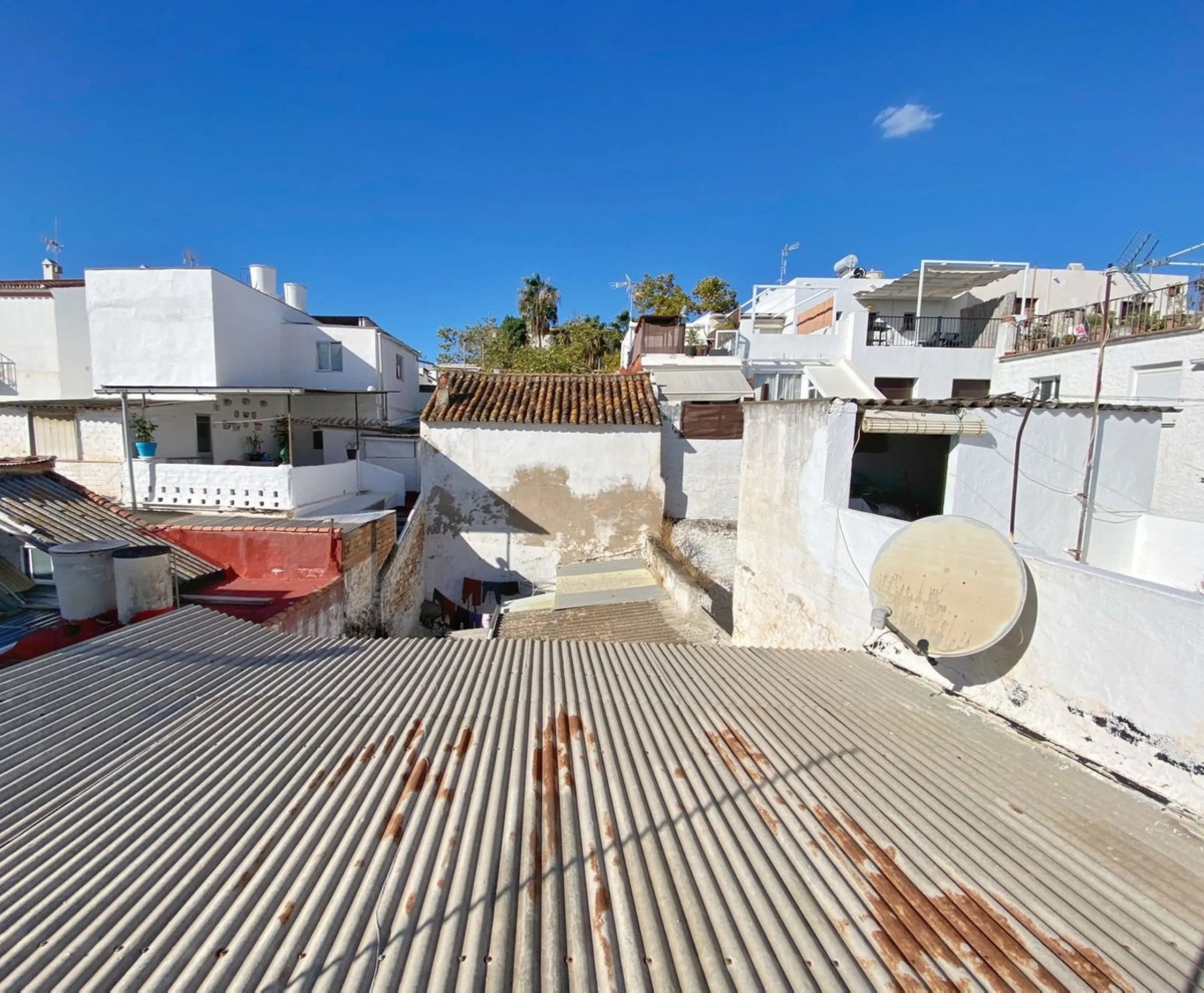 Beautiful townhouse located in the old town of Marbella, with a large interior courtyard and a magnificent solarium terrace.