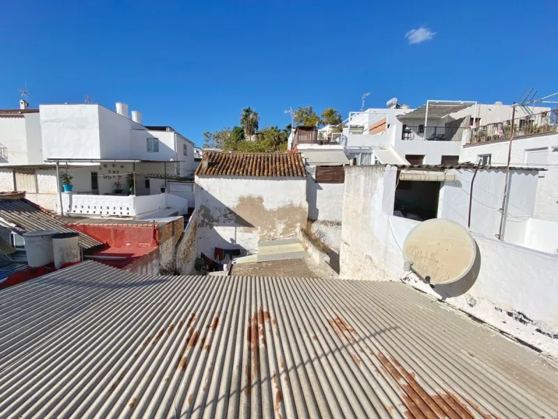Beautiful townhouse located in the old town of Marbella, with a large interior courtyard and a magnificent solarium terrace.