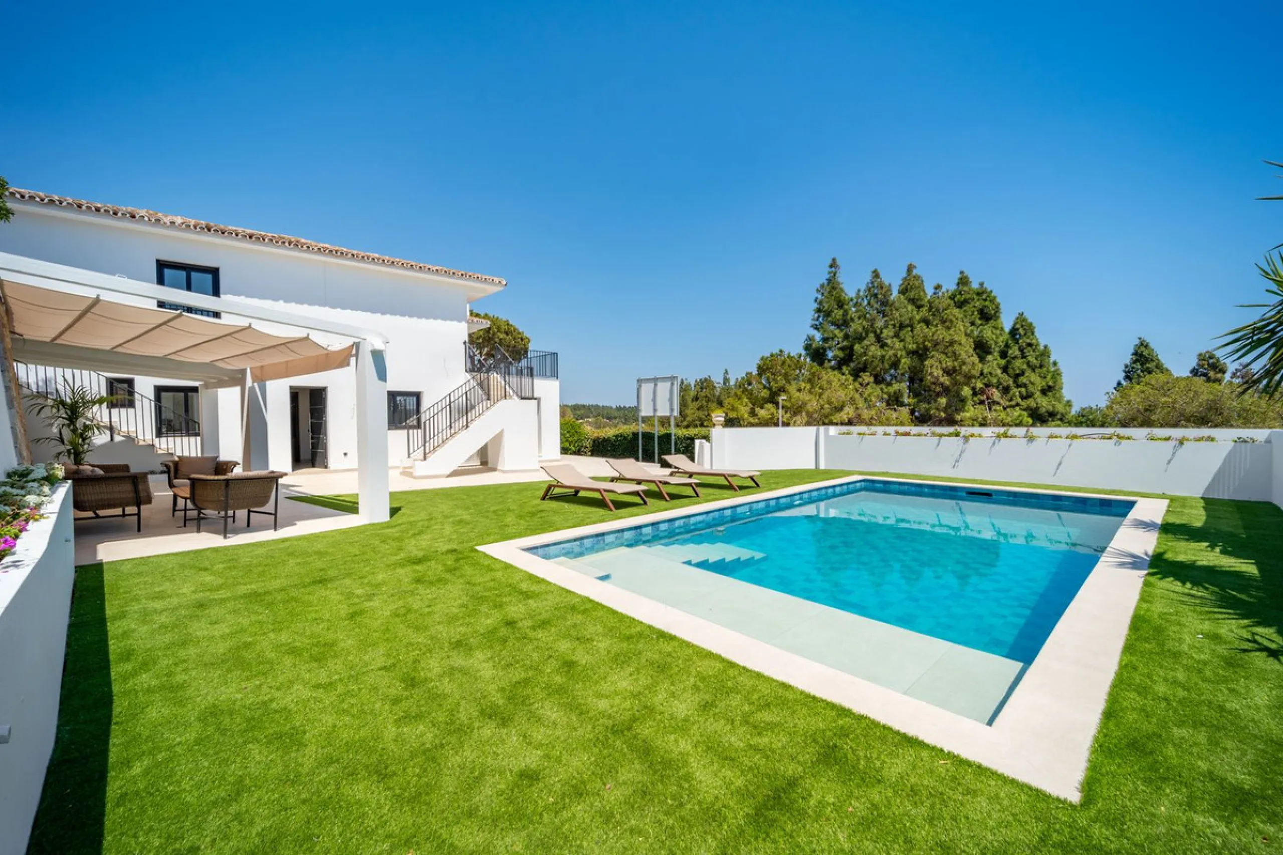 Unique opportunity to purchase a villa within walking distance to all amenities, beach and golf.