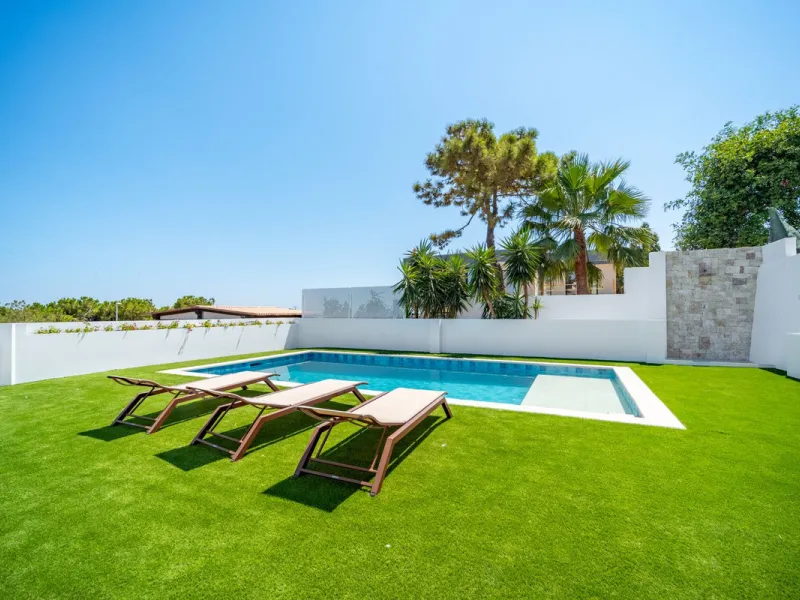 Unique opportunity to purchase a villa within walking distance to all amenities, beach and golf.