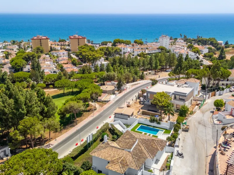 Unique opportunity to purchase a villa within walking distance to all amenities, beach and golf.