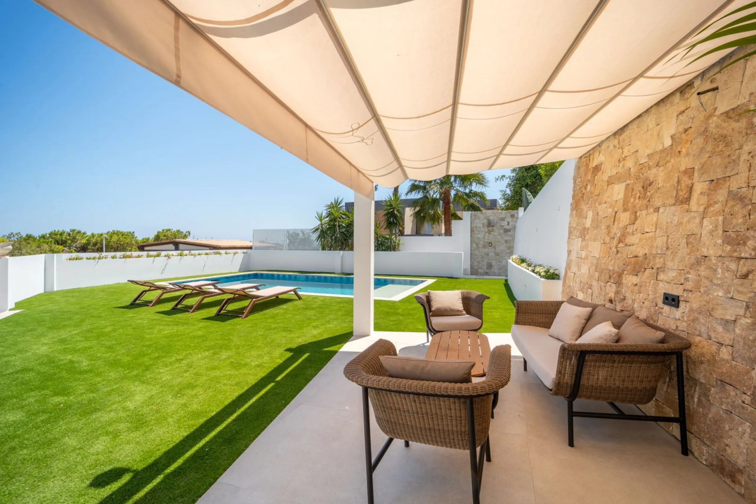 Unique opportunity to purchase a villa within walking distance to all amenities, beach and golf.