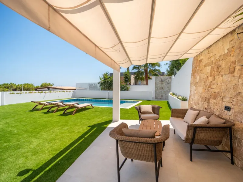 Unique opportunity to purchase a villa within walking distance to all amenities, beach and golf.