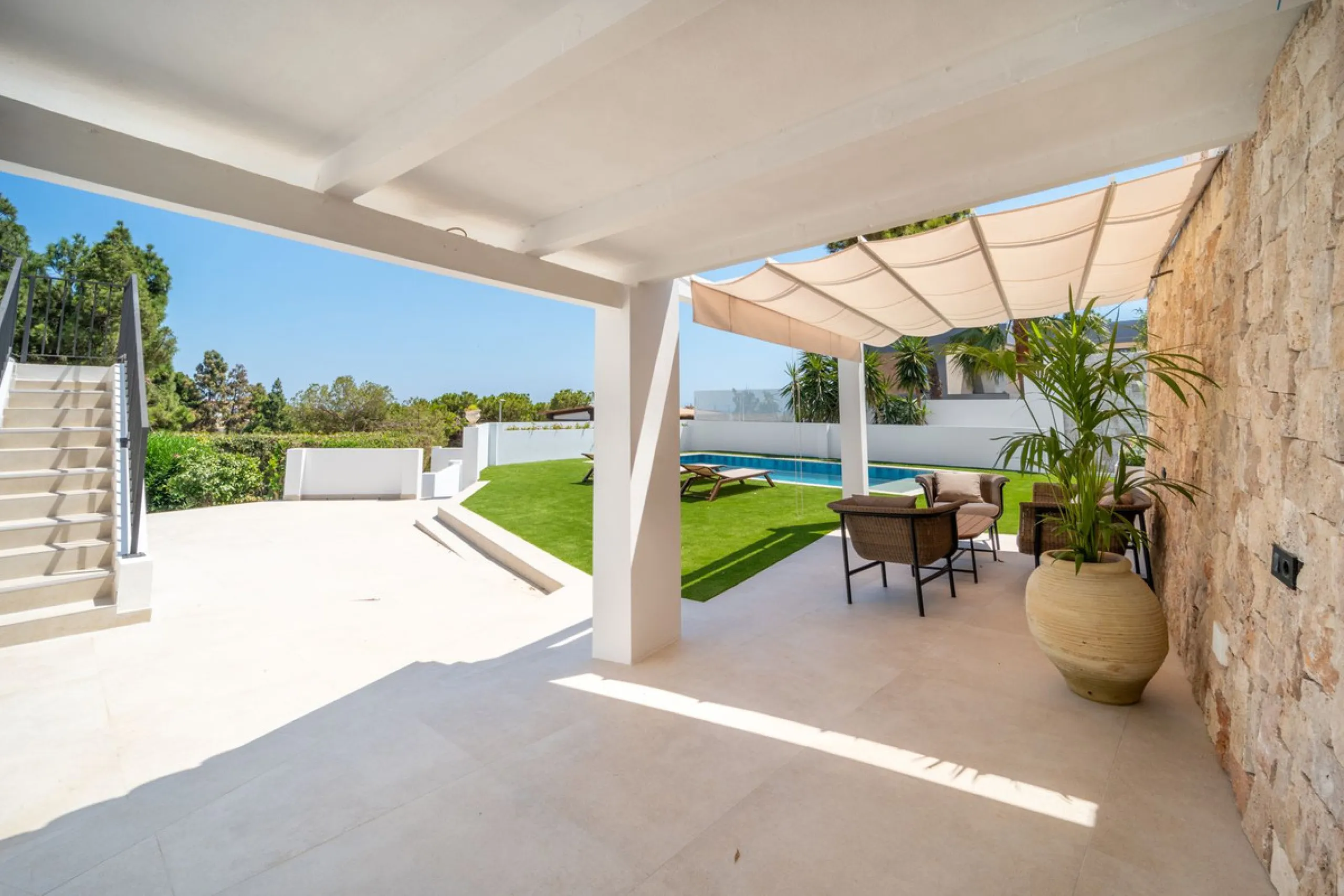 Unique opportunity to purchase a villa within walking distance to all amenities, beach and golf.