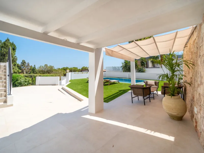 Unique opportunity to purchase a villa within walking distance to all amenities, beach and golf.