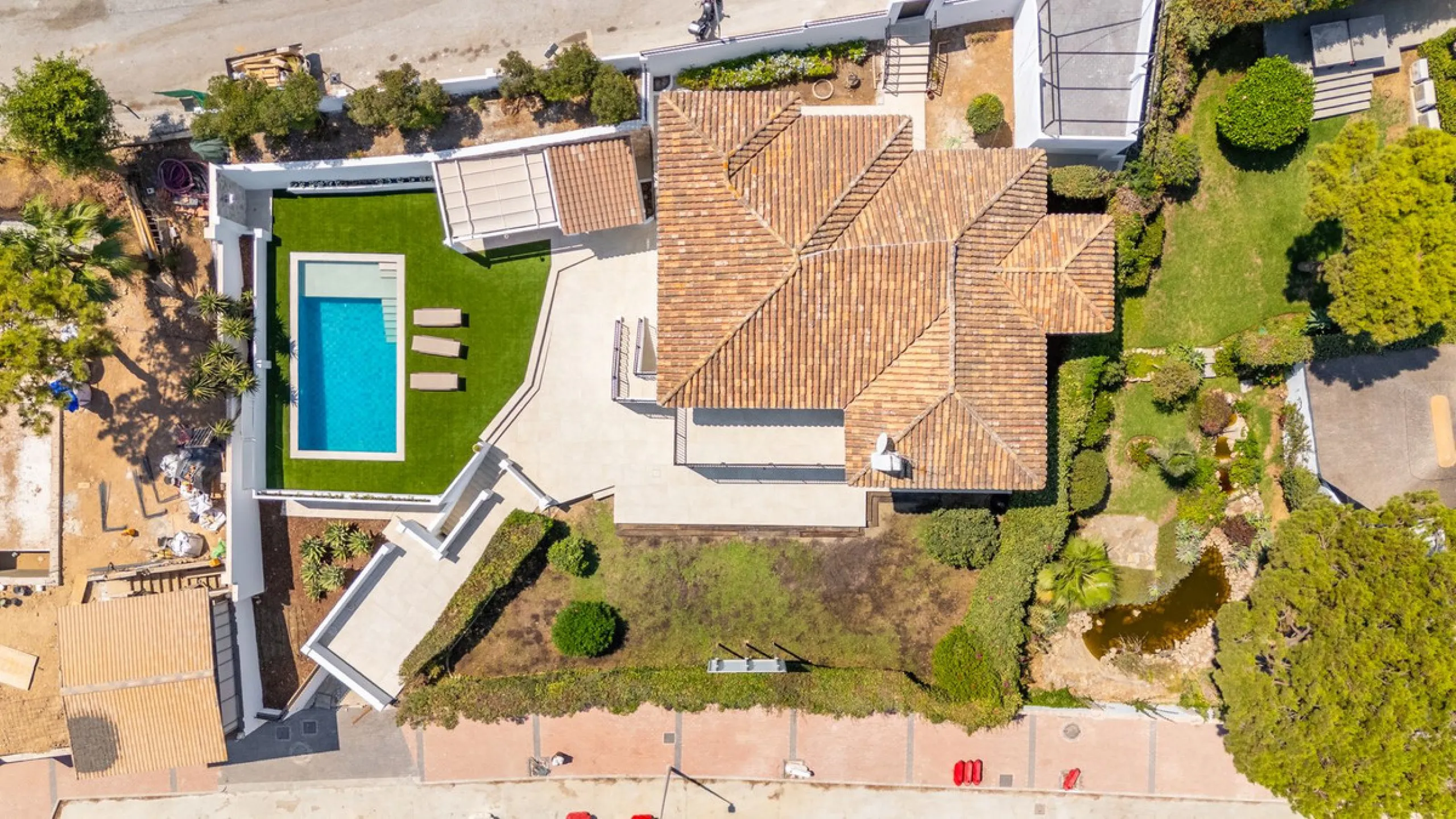 Unique opportunity to purchase a villa within walking distance to all amenities, beach and golf.