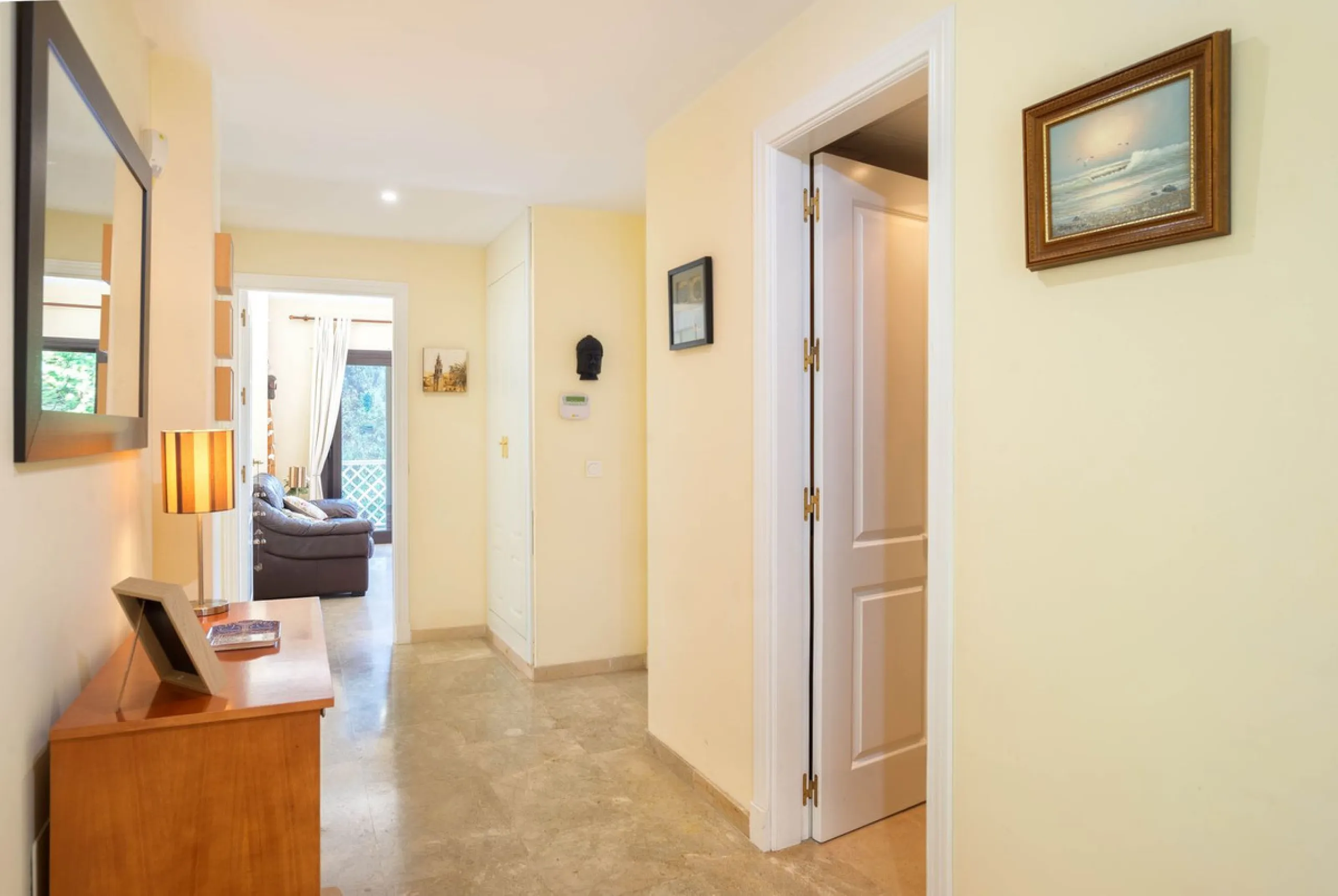 Elegant and bright apartment with partial golf course views in a prime location in Marbella