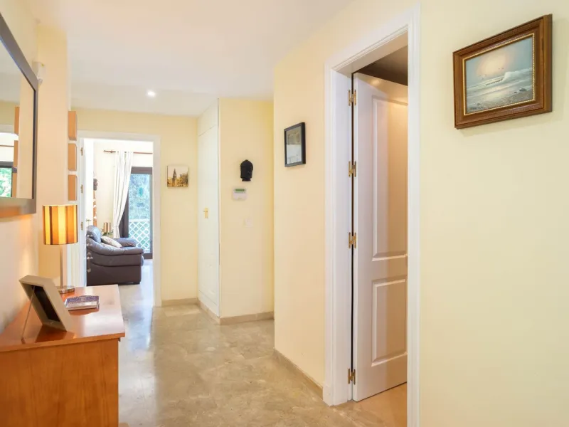 Apartment - Middle Floor Apartment в продаже в Marbella, Málaga. В доме 2 спален и 3 ванных комнат. Площадь дома 110 м²