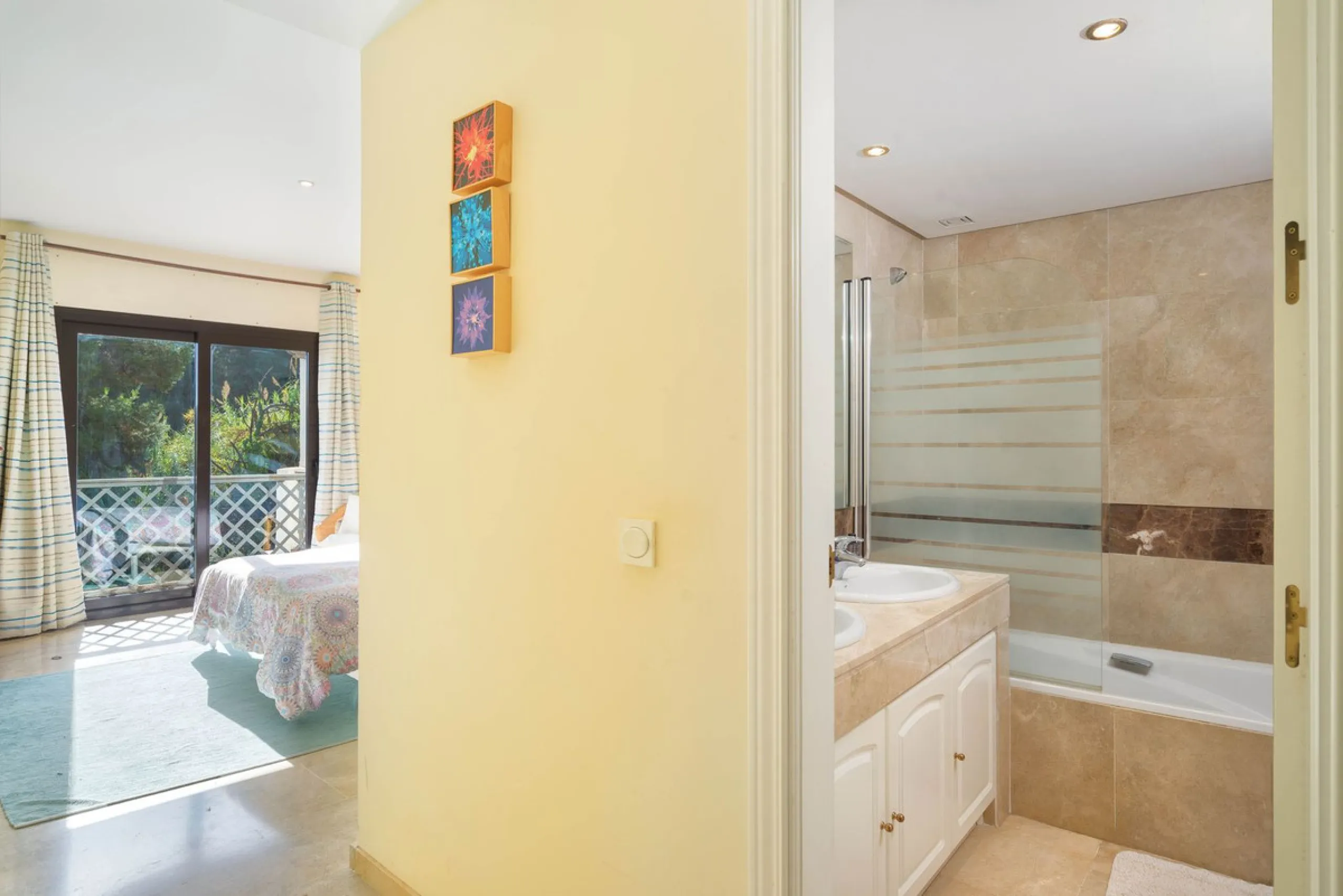Elegant and bright apartment with partial golf course views in a prime location in Marbella