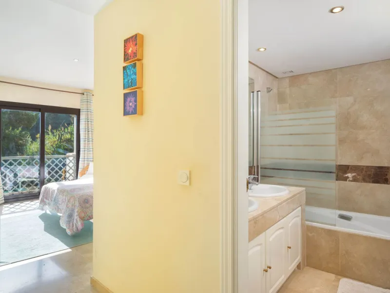 Elegant and bright apartment with partial golf course views in a prime location in Marbella
