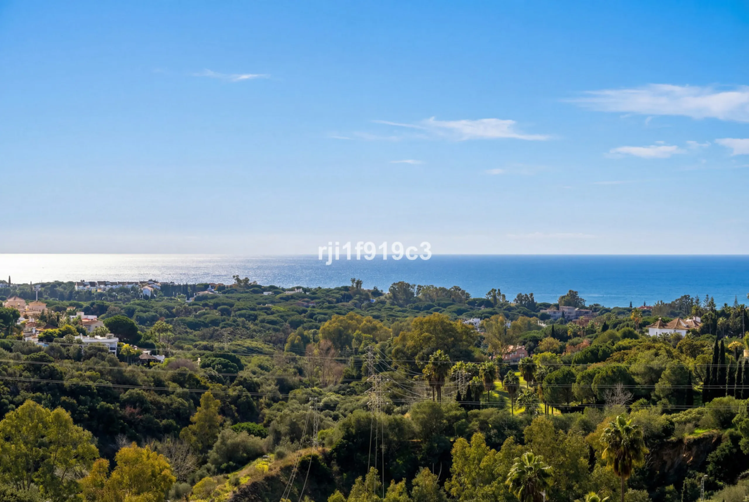 Wunderbares Apartment in der renommierten Wohnanlage Elviria Hills, einer der exklusivsten und begehrtesten Lagen im Osten von Marbella. Dieses elegante Apartment mit 103 m² zeichnet sich durch Großzügigkeit, Helligkeit und ein unvergleichliches Qualitätsniveau aus