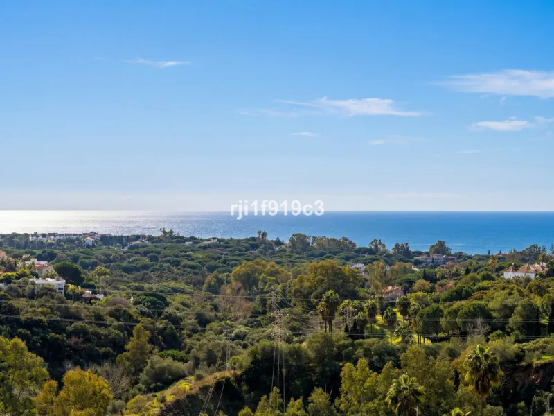 Wunderbares Apartment in der renommierten Wohnanlage Elviria Hills, einer der exklusivsten und begehrtesten Lagen im Osten von Marbella. Dieses elegante Apartment mit 103 m² zeichnet sich durch Großzügigkeit, Helligkeit und ein unvergleichliches Qualitätsniveau aus
