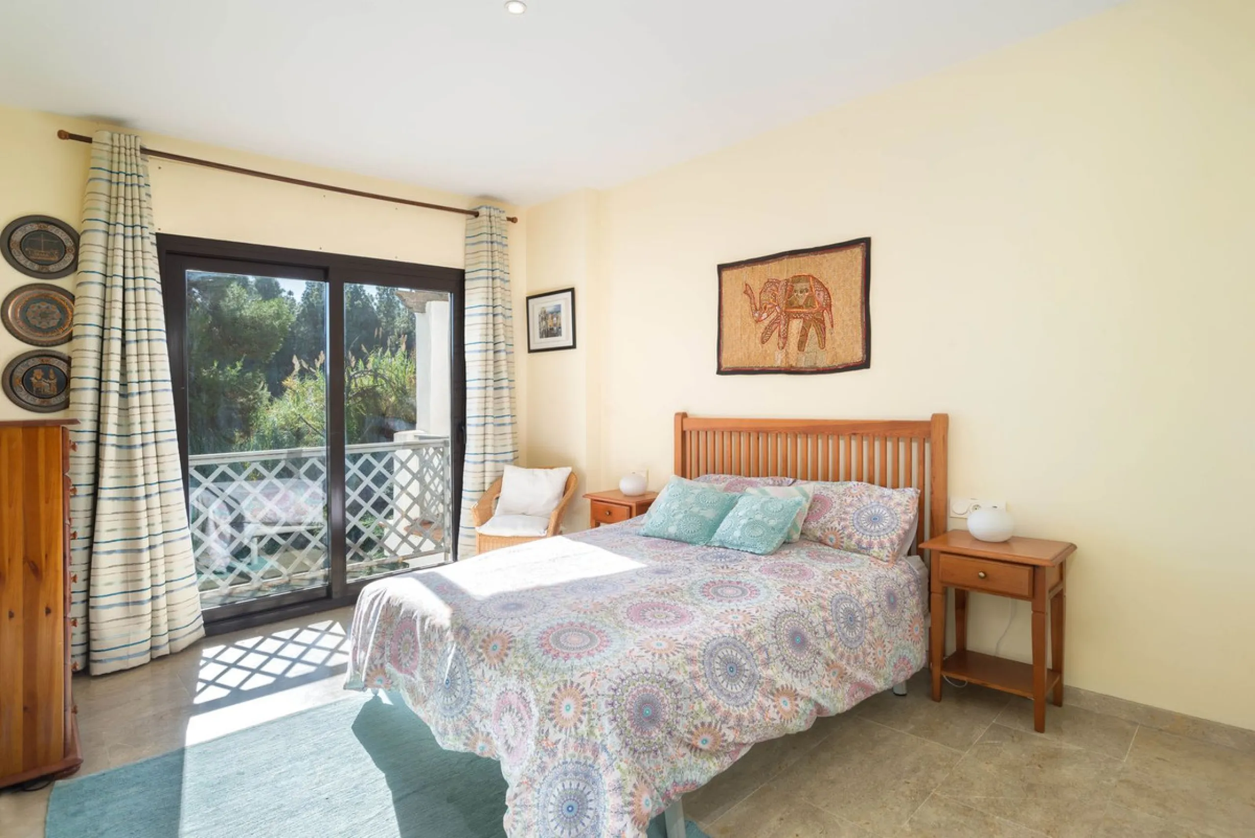 Elegant and bright apartment with partial golf course views in a prime location in Marbella