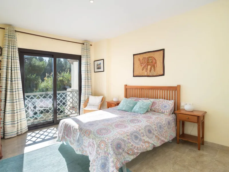 Elegant and bright apartment with partial golf course views in a prime location in Marbella