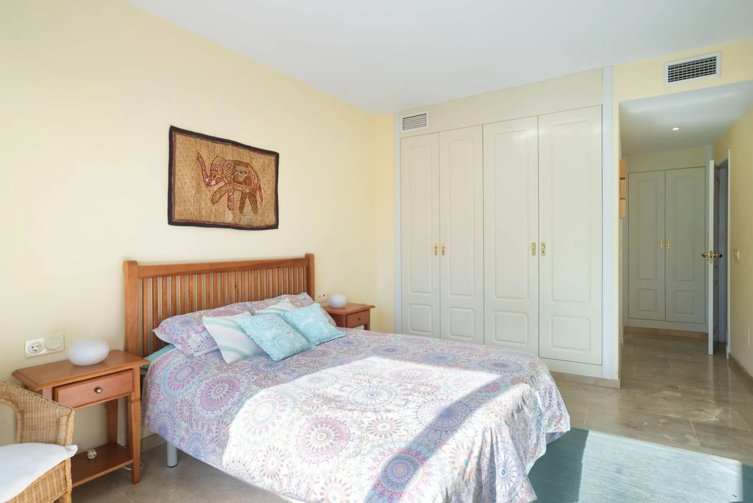 Elegant and bright apartment with partial golf course views in a prime location in Marbella