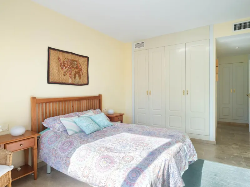 Elegant and bright apartment with partial golf course views in a prime location in Marbella