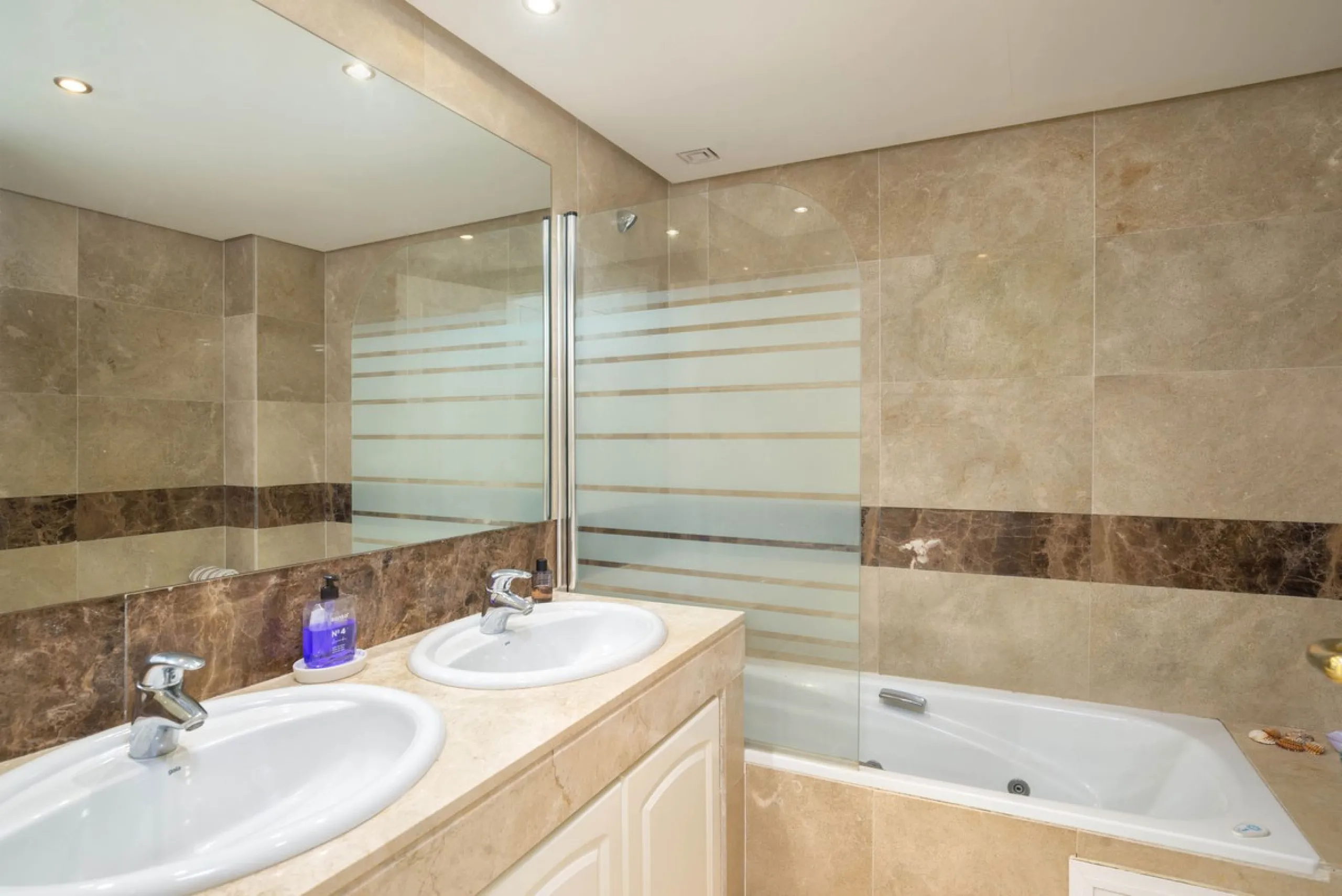Elegant and bright apartment with partial golf course views in a prime location in Marbella