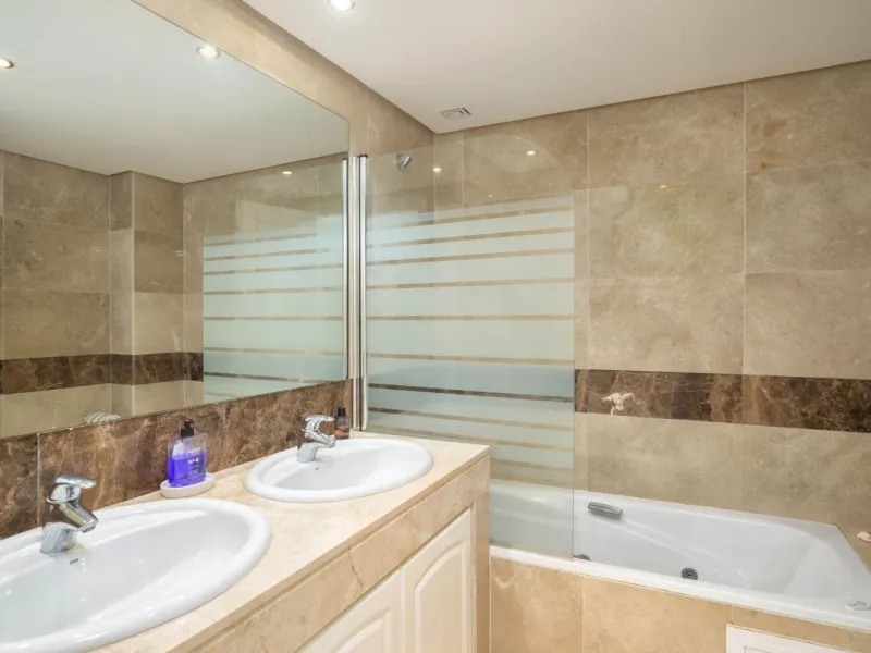 Elegant and bright apartment with partial golf course views in a prime location in Marbella