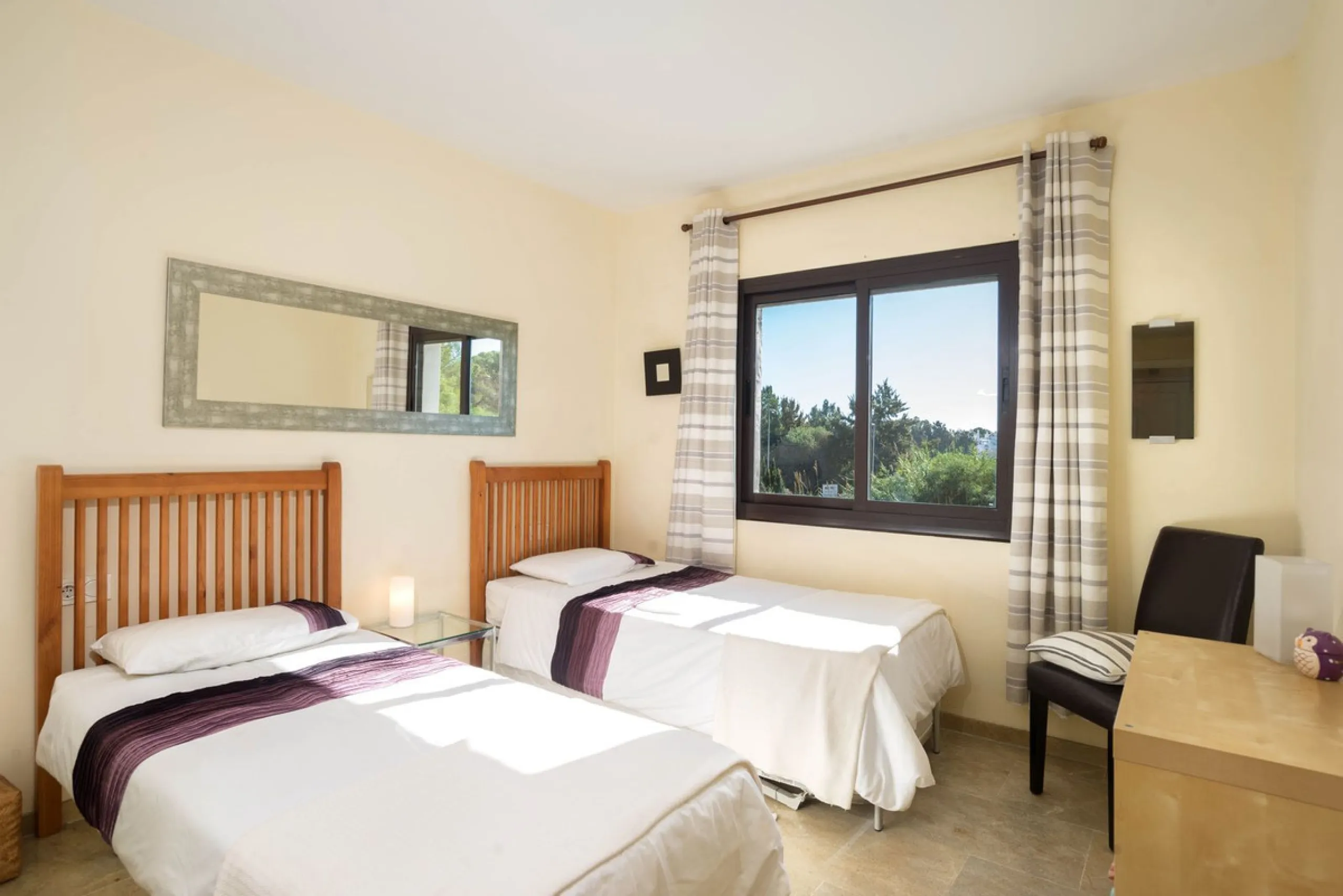 Elegant and bright apartment with partial golf course views in a prime location in Marbella