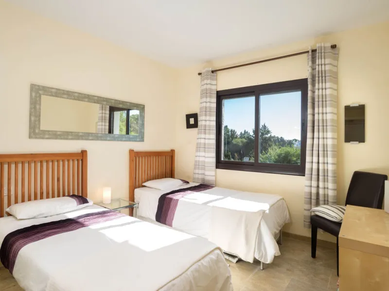 Elegant and bright apartment with partial golf course views in a prime location in Marbella