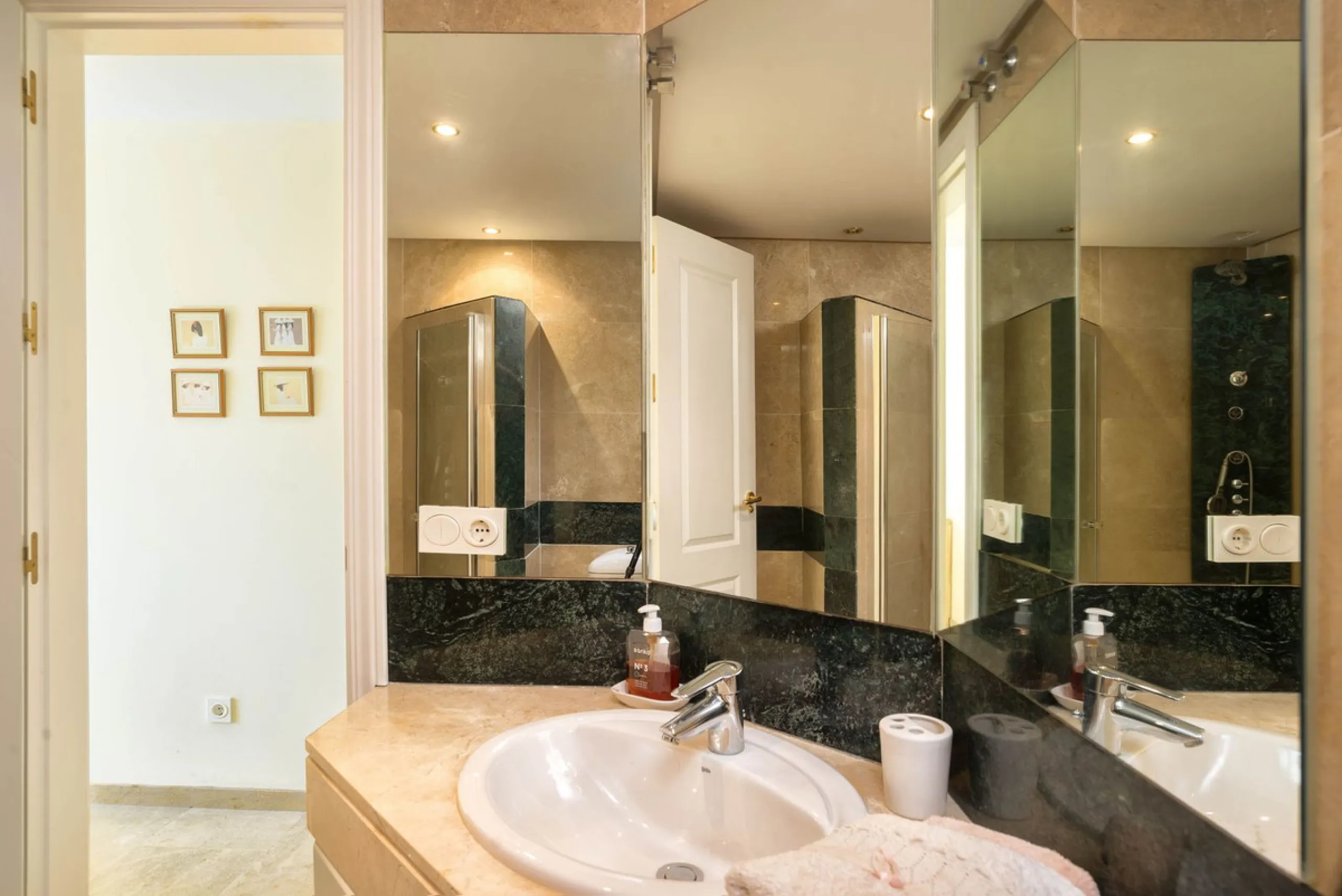 Elegant and bright apartment with partial golf course views in a prime location in Marbella