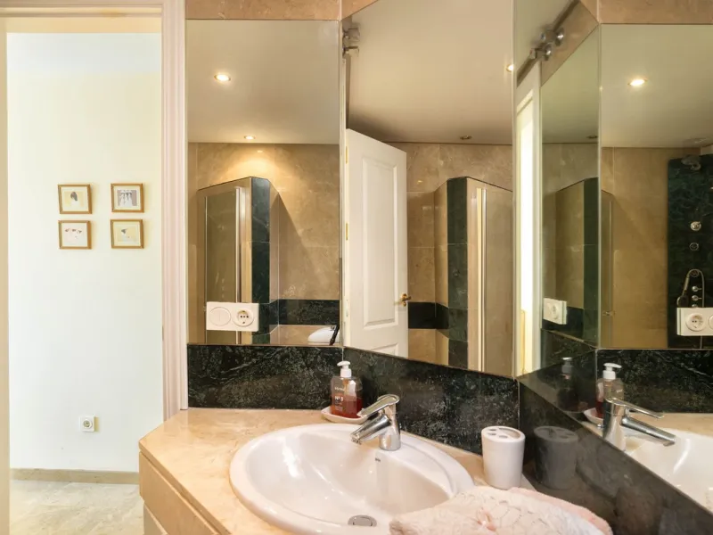 Elegant and bright apartment with partial golf course views in a prime location in Marbella