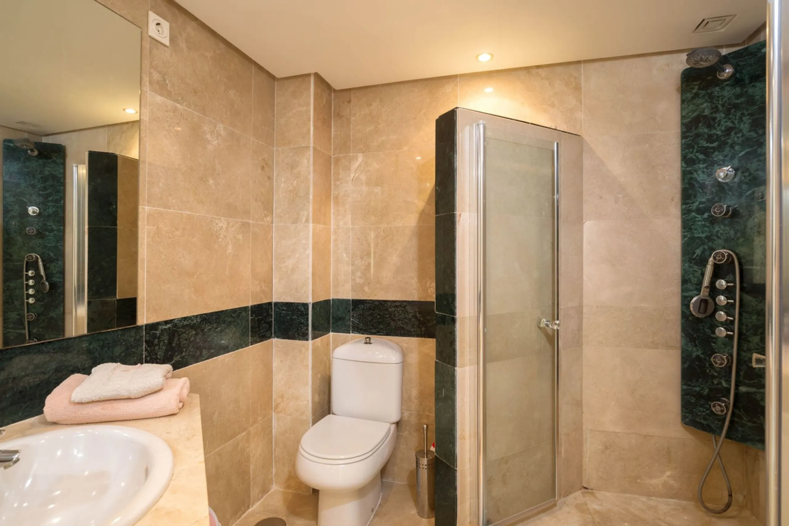 Elegant and bright apartment with partial golf course views in a prime location in Marbella
